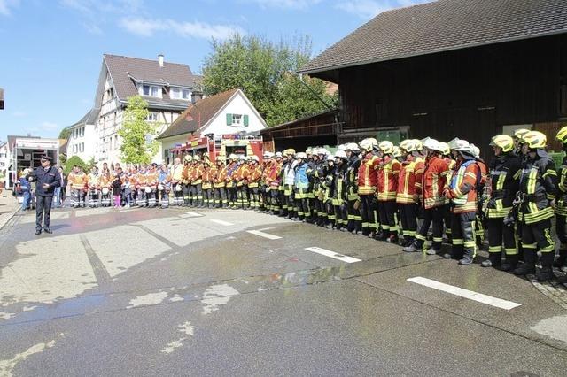 93 Einsatzkrfte rcken zur Feuerwehrbung aus