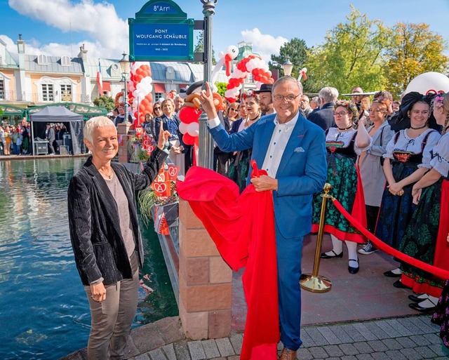 Zusammen mit der frheren franzsische...Schilder der Wolfgang-Schuble-Brcke.  | Foto: Europa-Park