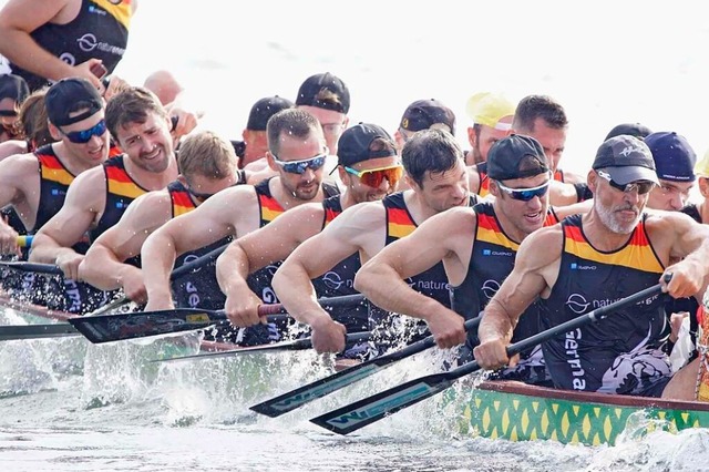 Die &#8222;Thunder Dragons&#8220; bei ...g paddeln Matthias und Robin Eschbach.  | Foto: Hochrhein Paddler