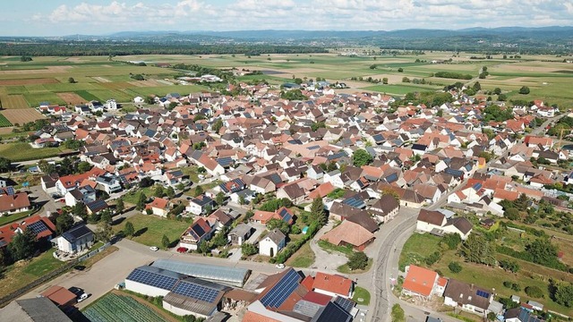 Blick aus westlicher Richtung auf Forc...von Windkraftanlagen umzingelt werden.  | Foto: Michael Saurer