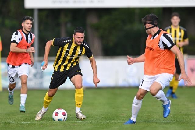 FC 08 Villingen setzt sich im Pokal-Achtelfinale beim VfR Hausen durch – in orangefarbenen Leibchen