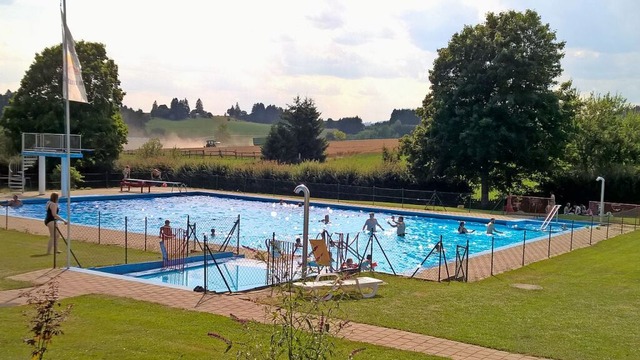 Das Freibad Lffingen-Dittishausen kon...en Temperaturen dieses Jahr schwierig.  | Foto: Christa Maier