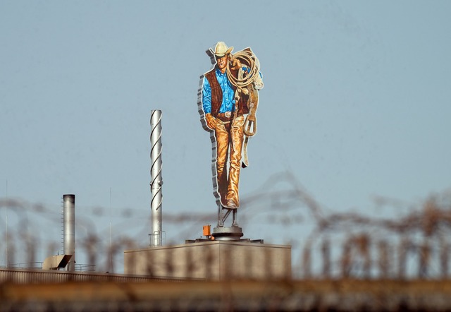 Die Werbefigur der Zigarettenmarke Mar...m Geb&auml;ude der Philip Morris GmbH.  | Foto: Soeren Stache/dpa