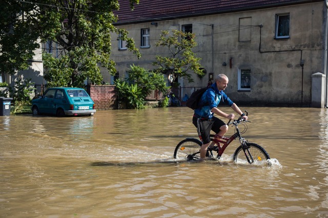 Ein Mann f&auml;hrt mit dem Fahrrad du...i im S&uuml;den Polens. (Foto aktuell)  | Foto: Attila Husejnow/SOPA Images via ZUMA Press Wire/dpa