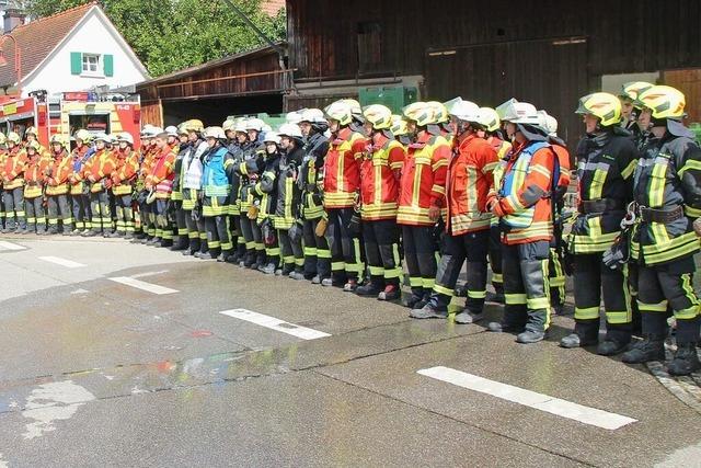 93 Einsatzkrfte rcken zur Feuerwehrbung in Fischingen aus