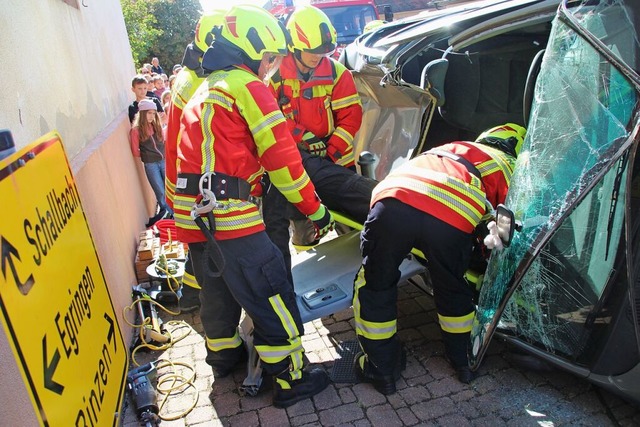 Zur Rettung der Dummys musste das Fahrzeug aufgeschnitten  werden.  | Foto: Reinhard Cremer