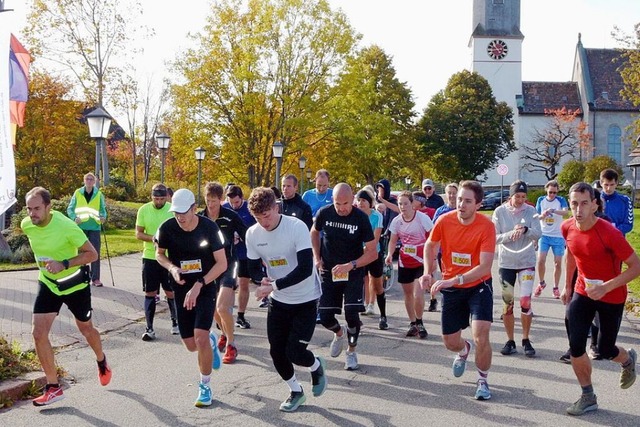 Start der Lufer und Jogger beim Panoramalauf von Hchenschwand im Jahr 2022.  | Foto: Stefan Pichler