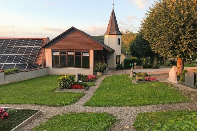 Das Grabfeld soll links der Kapelle entlang der Auenmauer entstehen.  | Foto: Jutta Schtz