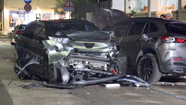 Zwei schwer beschdigte Autos stehen a...die Camaiore.<Bildquelle></Bildquelle>  | Foto: N5 Desk (dpa)