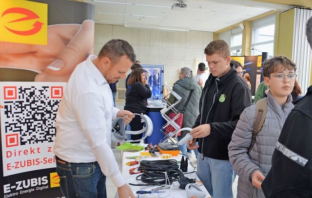 Auch die Betriebe der Elektroinnung in...&#8220; ber Ausbildungsmglichkeiten.  | Foto: Edgar Steinfelder