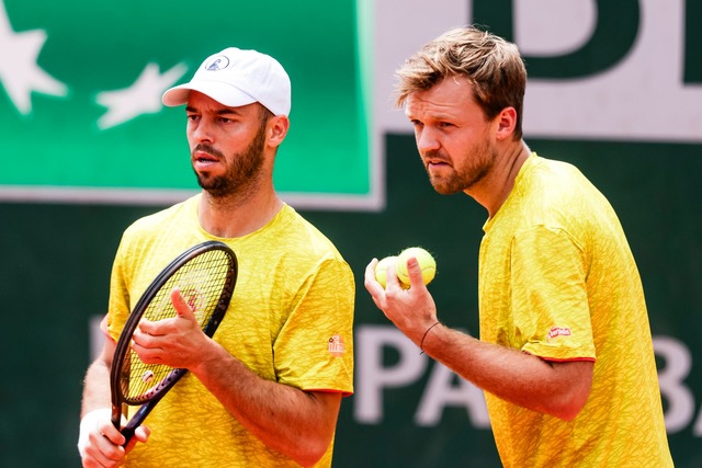 Das deutsche Doppel Kevin Krawietz (r)...icket f&uuml;r die Davis-Cup-Endrunde.  | Foto: Frank Molter/dpa