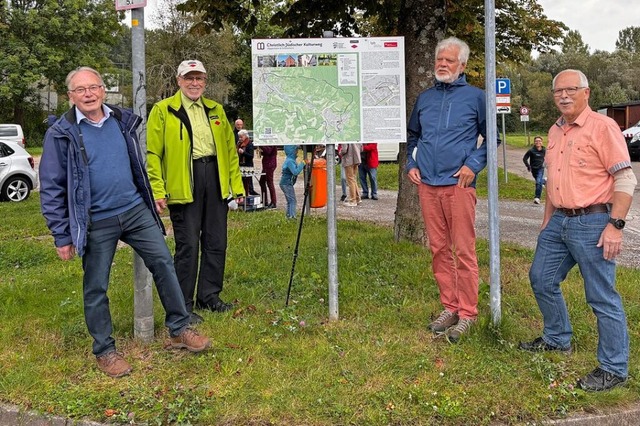 Freuen sich ber den neuen Rundweg: (v...eheims Ortsvorsteher Michael Hartmann.  | Foto: Erika Sieberts