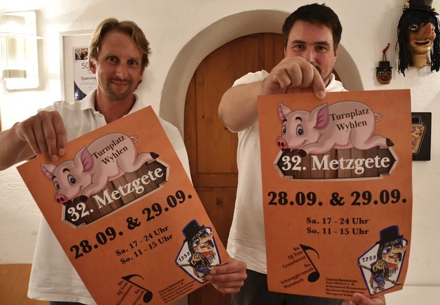 Christian Schneider und Carsten Sauerl...ique mit Plakaten fr die 32. Metzgete  | Foto: Heinz und Monika Vollmar