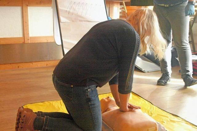 Viele Brger wollen in Dachsberg den Umgang mit dem Defibrillator lernen