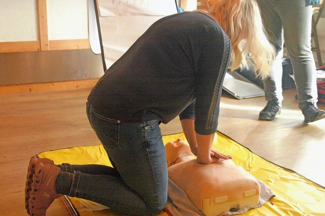 Im Anschluss an die Ausfhrungen von T...age an der mitgebrachten Puppe testen.  | Foto: Karin Stckl-Steinebrunner