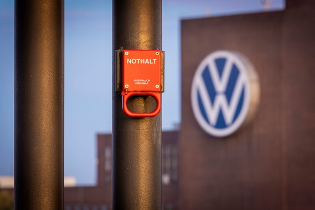 VW k&ouml;nnte einem Bericht zufolge Zehntausende Stellen abbauen.  | Foto: Moritz Frankenberg/dpa