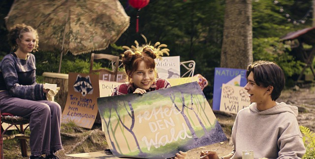 Ida (Emilia Maier, Mitte) und ihre Fre...tion den Wald bei ihrer Schule retten.  | Foto: Kordes & Kordes Film / LEONINE Studios