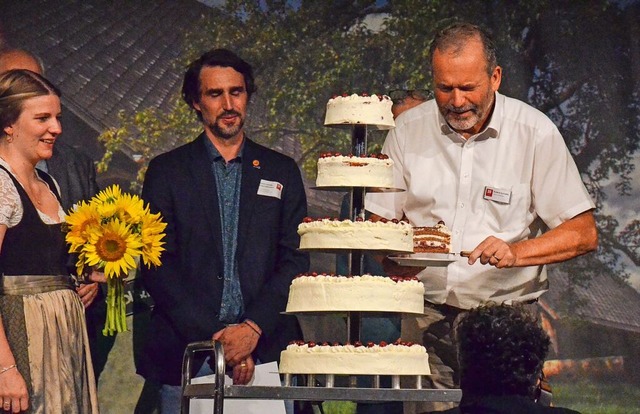 Zum 25. Geburtstag gab es vom Verein d...nfstckige Schwarzwlder Kirschtorte.  | Foto: Gabriele Hennicke