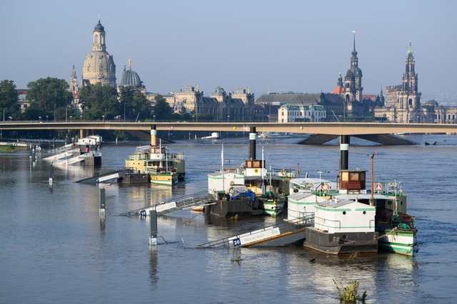 Die Anleger fr die Schiffe der Schsi...sser umsplt.<Bildquelle></Bildquelle>  | Foto: Robert Michael (dpa)