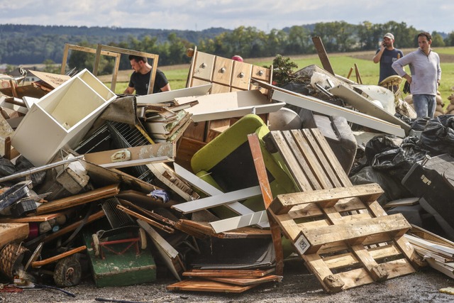 Sperrmll liegt im sterreichischen At...ach der Flut.<Bildquelle></Bildquelle>  | Foto: Christoph Reichwein (dpa)