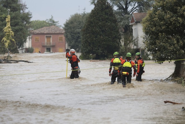 Rettungskrfte in Bagnacavallo in Italien<Bildquelle></Bildquelle>  | Foto: Fabrizio Zani (dpa)