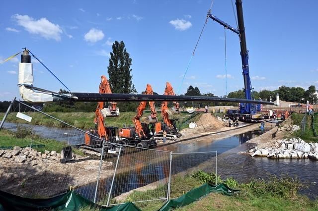 Wrme und Wasser fr Freiburgs Stadtteil Dietenbach: Badenova versenkt riesige Rohre in der Dreisam