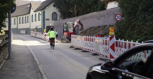 Die  Arbeiten an einer Sttzmauer an der Lieler Ortsdurchfahrt dauern an.  | Foto: Silke Hartenstein