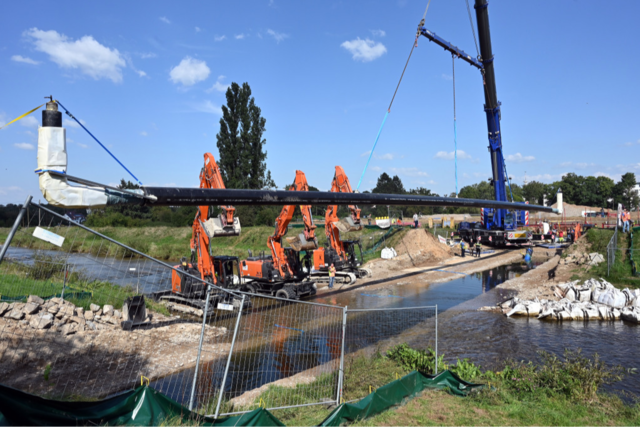 Wrme und Wasser fr Stadtteil Dietenbach: Badenova versenkt riesige Rohre in der Dreisam