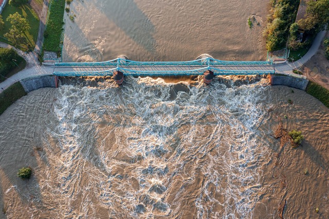 In Polen f&uuml;hren viele Fl&uuml;sse noch Hochwasser.  | Foto: Maciej Kulczynski/PAP/dpa