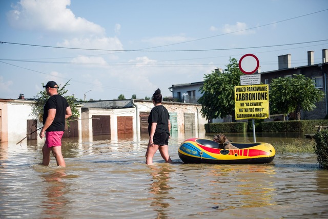 In S&uuml;den und Westen Polens stehen... immer weite Landstriche unter Wasser.  | Foto: Attila Husejnow/SOPA Images via ZUMA Press Wire/dpa