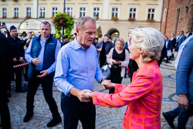 Ursula von der Leyen und Donald Tusk demonstrieren Einigkeit.  | Foto: Christoph Soeder/dpa-ENR-Pool/dpa