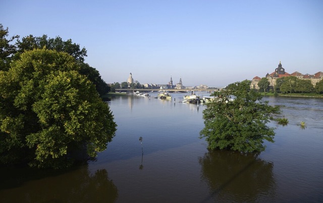 In Dresden sind die Anleger fr die Schiffe vom Hochwasser der Elbe umsplt.   | Foto: Robert Michael (dpa)