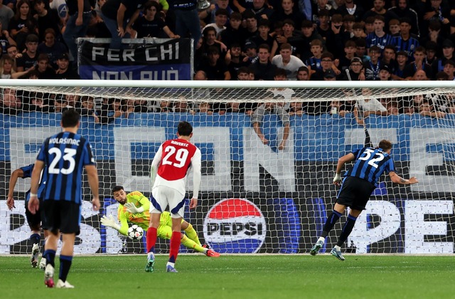 Arsenal-Torh&uuml;ter David Raya &uuml;berragte in Bergamo.  | Foto: Fabrizio Carabelli/PA Wire/dpa