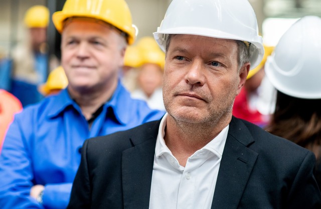 Am Vortag noch bei der kriselnden Meye...sminister Habeck das VW-Werk in Emden.  | Foto: Hauke-Christian Dittrich/dpa