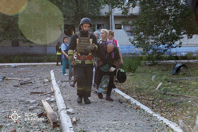 Das russische Milit&auml;r greift ukra...st&uuml;rzt die Bewohner damit in Not.  | Foto: ---/Ukraine's Emergency Service/AP/dpa