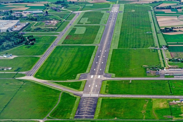 Links und rechts der Landebahn wurden ...Flugplatz Gewerbebetriebe angesiedelt.  | Foto: Martin Bildstein copyright