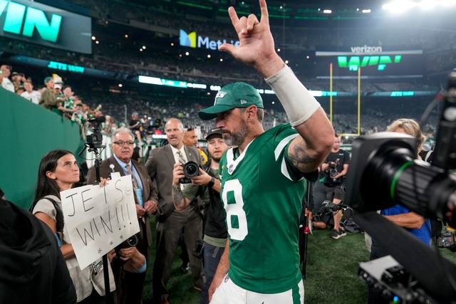 Star-Quarterback Aaron Rodgers feiert seinen ersten Heimsieg mit den Jets.  | Foto: Seth Wenig/AP/dpa