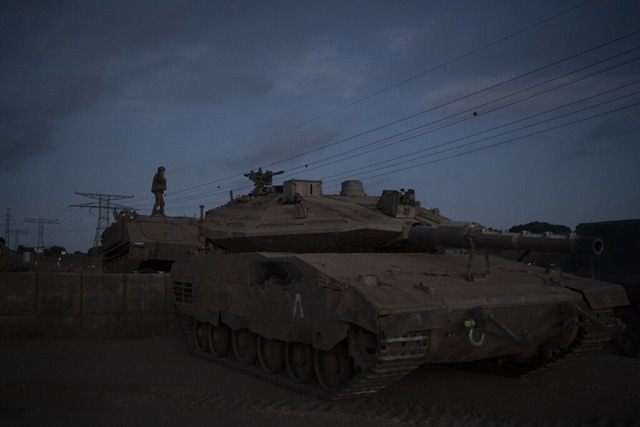 Ein israelischer Soldat steht auf dem ...en israelisch annektierten Golanhhen.  | Foto: Leo Correa (dpa)