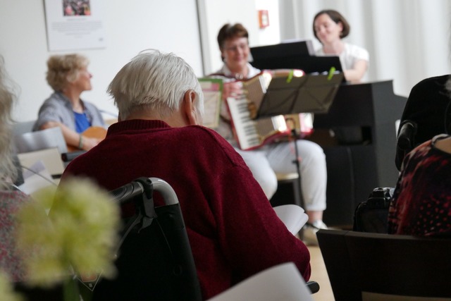 An Demenz erkrankte Menschen lauschen ...flegeheim Marie-Juchacz einem Konzert.  | Foto: Monika Feldmeier/Nordbayerischer Musikbund/dpa