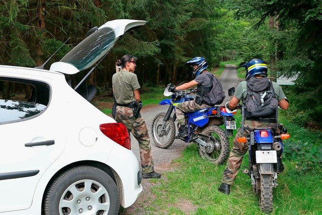 Franzsische Gendarmen auf Motorrdern... der vermissten Jugendlichen Lina vor.  | Foto: Frederick Florin (dpa)