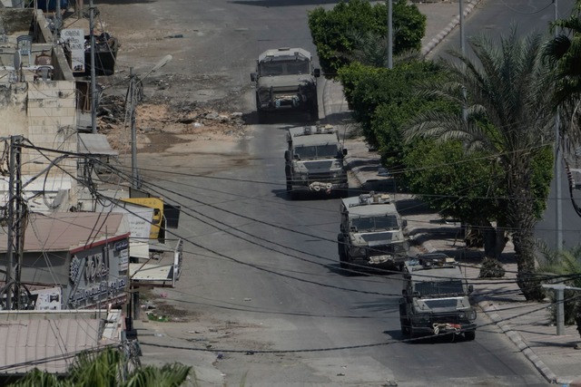 Milit&auml;rfahrzeuge fahren durch die Stadt Dschenin (Archivbild)  | Foto: Majdi Mohammed/AP/dpa