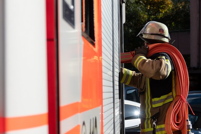 Die Feuerwehr l&ouml;schte nach eigene...ben den K&uuml;chenbrand. (Symbolbild)  | Foto: Anna Ross/dpa