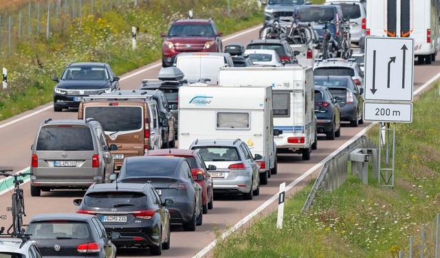 Autos, die im Stau stehen.  | Foto: Stefan Sauer (dpa)