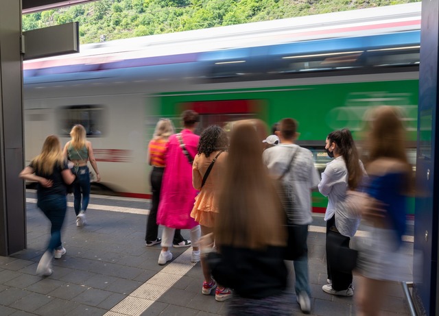 Rund 1,3&nbsp;Milliarden Fahrg&auml;st...en Nahverkehr mit Bahnen. (Archivbild)  | Foto: Harald Tittel/dpa