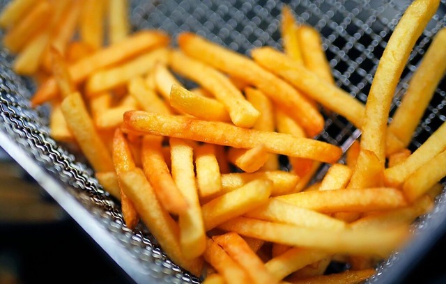 Eine Portion Pommes.  | Foto: Ina Fassbender (dpa)