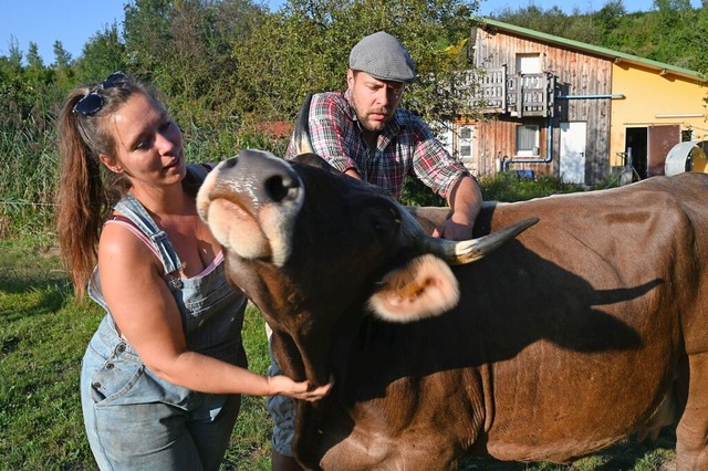 Arbeiten nebenberuflich als  Landwirte...vid Pfeiffer-Hi mit Mutterkuh Lobelia  | Foto: Reinhold John