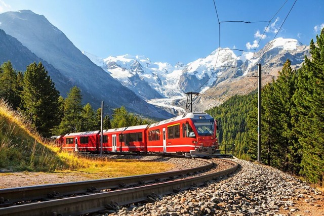 Die Bahnrundreise mit Regiomaris fhrt...chnen Bergwelten der Schweizer Alpen.  | Foto: sculpies (stock.adobe.com)