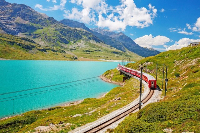 Entlang des Lago Bianco am Berninapass..., die zum UNESCO-Weltkulturerbe zhlt.  | Foto: Silvano Rebai (stock.adobe.com)