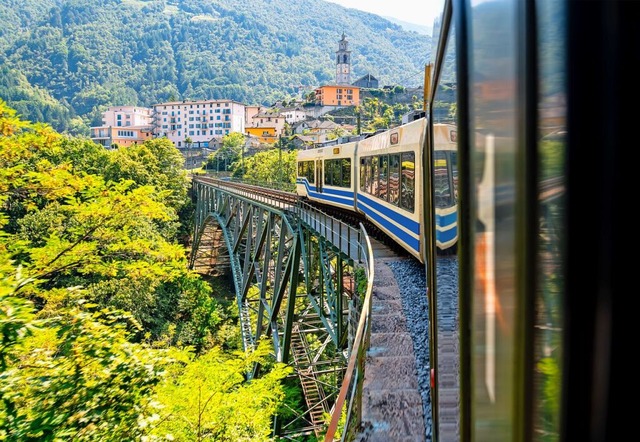 Die Schmalspurbahn Centovallibahn fhr...ugebiete ins italienische Domodossola.  | Foto: ON-Photography (stock.adobe.com)