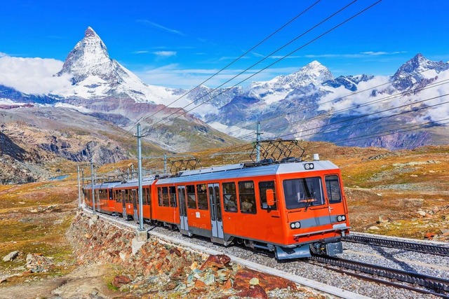 Mit der Gornergratbahn geht es auf kna...horn und viele 4000er-Gipfel genieen.  | Foto: SCStock (stock.adobe.com)